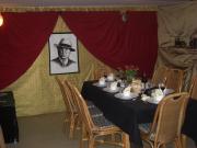 Der gedeckte Tisch im Roten Salon, ueberwacht von Al Capone persoenlich