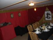 Der rote Salon mit Pokertisch, Regal und Esstisch