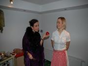 Die Stiefmutter lockt Gretel mit einem Apfel.