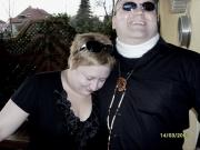 Pater Antonio trstet die Witwe