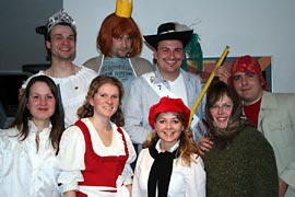 hinten von links nach rechts: Mrchenprinz, Stiefmutter, Schneiderlein,
Hnsel
vorn von links nach rechts: Schneewittchen, Gretel, Rotkppchen, Hexe