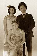 ein klassisches Familienportrt der Familie Tycha
