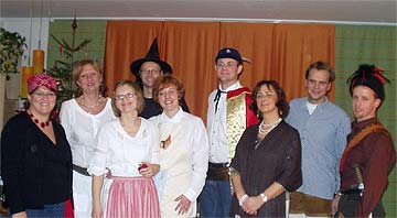 Gruppenfoto v.l.n.r.: Rotkppchen, Gretel, Schneewittchen, Hexenmeister, Frau Holle, Mrchenprinz, bse Stiefmutter, Hnsel, taperes Schneiderlein