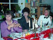 Helena Tycha, Tochter Viola und Senator Thormayr lauschen den Erluterungen des Kritikers Emil Hypschmann