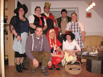 Gruppenfoto v.l.n.r.: oben: Die Hexe, Die bse Stiefmutter, Der Mrchenprinz, Das tapfere Schneiderlein, Gretel unten: Hnsel, Rotkppchen, Schneewittchen