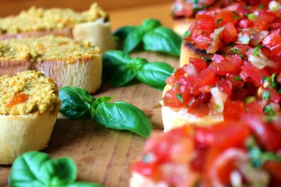 Klassische Tomaten-Bruschetta und Oliven-Bruschetta