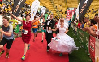 Zieleinlauf: KRIMI total MUSICAL Team mit Braut zur Rewe TeamChallenge 2017