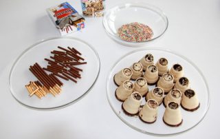 Tipi-Muffins mit Mikadostäbchen und Zuckerdekor verzieren