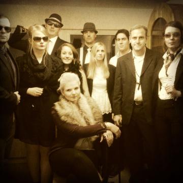 Fern ab der Bandenkriege bleibt kurz Zeit f�r ein friedliches Familienportrait. 

(v.l.: Francesco Caliente, Lucia Cortini, Don Pedro Caliente, Maria Caliente, Donatella Caliente, Luigi Mercurio, Signora Fisher, Consigliere Fisher, Pater Antonio und 