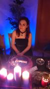 Greta Hutter genie�t ihr Vampir Leben in vollen Z�gen
