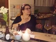 Lucienne in einer hitzigen Diskussion