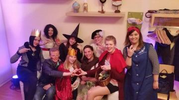 Und wenn sie nicht gestorben sind feiern sie heute noch beim M�rchenprinzen im Schloss.