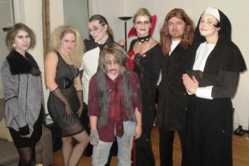 Die Vampire Londons haben sich in Minni Harkorts Residenz eingefunden...