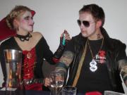 Greta bietet Jesse ein "Getr�nk" an