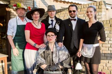 Gruppenbild mit Dame - noch wei� die Dinnergesellschaft nicht, wer den armen Charlie auf dem Gewissen hat...