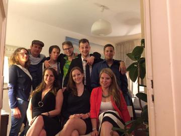 Hintere Reihe von links nach rechts: Eva-Maria Wolf-Hagemeier, Dr. Peer Van der See, Marco Stein, Anton Knig, Dr. peter Roth, Inspektor Karl A. Fischer Vorne von links nach rechts: Susi Seifert, Miriam Wagner und Silvia von Stein