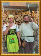 Sie knnen das naschen am Pfefferkuchenhaus einfach nicht lassen.