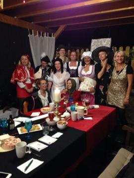 Es war einmal in einem kleinen Dorf in NRW da trafen sich, meist um die Sommerzeit, zehn Frauen und r�tselten und feierten was das Zeug h�lt. .....Und wenn sie nicht gestorben sind dann feiern sie jedes Jahr wieder, juuhuuuu. 