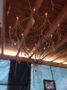 Aus dem alten Schirm wurde der Kronleuchter.