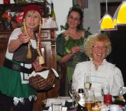 "Rotk�ppchen" verteilt Geschenke