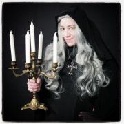 Die Priesterin Mutter Andala