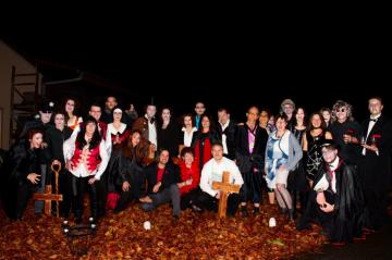 Treffen der Vampire auf dem geheimen Friedhof....Noch wissen sie nichts von den schlechten Nachrichten!!