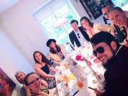 Alle Versammelt an einem Tisch. - Das Spiel kann beginnen!