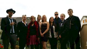 von links nach rechts: 
Don Pedro Caliente,  Carla Fisher, Donatella Caliente, Monica Milano, Maria Caliente, Lucia Cortini, Francesco Caliente, Luigi Mercurio, Pater Antonio



