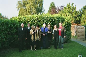 Mit Spannung erwartet die Familie auf das Eintreffen des Familienoberhauptes.