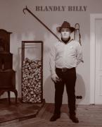 Blandley beh�lt immer die Ruhe und ruft die wilde Meute im Saloon zur Ordnung.