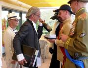 Geschenke�bergabe auf der Br�cke