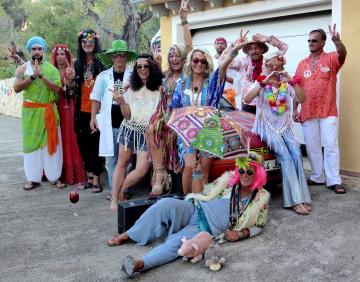 Wir mussten ein paar Zusatzrollen erfinden-von links nach rechts: Der indische Gelehrte Faruk Bakshi, sexy Adelheid, Gastgeber Roland,Hanfexperte Ziggy, unser K�ken Babette,Gastgeberin Elvira,Friede,Kommunenchef Hans(Hanf-)-Dieter, der feurige Jos�, 