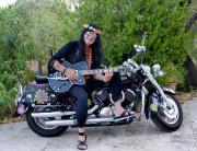 Gastgeber und Musiker Roland kommt auf seinem "Bl�mchenmotorrad"