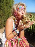 Gastgeberin Elvira mit Kommunenbuddha " Hanf-Bobo"