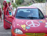 Sexy Adelheid und Faruk kommen im Peace-Mobil