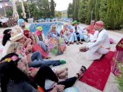 Einf�hrung und Kennenlernrunde vor unserem Kommunenschrein: "ommmmm"