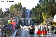 Der musikalische Roland singt am Wasserfall.