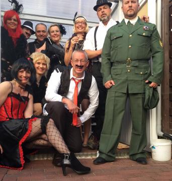 Die Partygste und Mitarbeiter des Salon Rouge