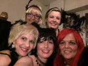 Die Damen des Salon Rouge.  Frau Holzmann und Frau Ritter