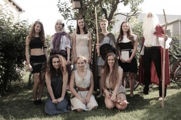 Eine kreative Gruppe mit tollen Kostmen.
Hinten: Amazone, Hndlerin, Elfe, Ritter, Nonne, Zauberer
Vorne: Gelehrte, Zwerg, Barbar