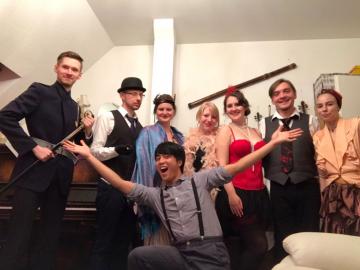 von links nach rechts: Der unbekannte Mann, Hans Voss, Eva Ritter, Sophie Holzmann, Justine Bordeau, Max Plenker, Katharina Zink

Vorn: Alfred Holzmann