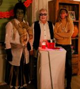 Tsira, der Unbekannte und Charles Fisher...davor die Urne mit Minni's Asche...