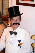 Der Unbekannte, auch ihm gef�llt es im Salon Rouge.