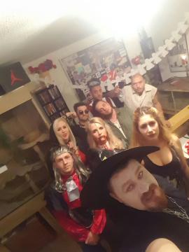 Pracht der Vampire
von vorne nach hinten:
Tsira alias Tsiro in mnnlicher besetzung
Sandy, Schwester Mary, der Unbekannte,
Greta, Jesse, Charles Fisher
Nicolas und Max

