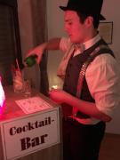 Auf den Schock, gibt es erst mal einen Drink an der Bar von Max Plenker.