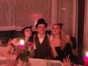 Max Plenker mit den T�nzerinnen aus dem Salon Rouge.