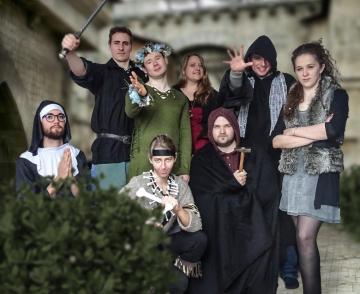 Von links nach rechts (zuerst oben, dann unten): Der ehrenhafte Sir Thomas Maloy, die unerfahrene Nimuel, die eloquente Katarina Dalmora, der ehrgeizige Demetrios der Rote, die stolze Kyra, die weise Mutter Andala, der furchtlose Borkas und der trink