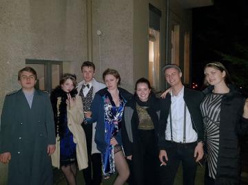 Ein Gruppenbild nach hei�er Diskussion vor dem Salon Rouge.