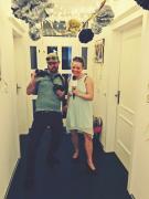 Und auch die Presse hat Wind von dem furchbaren Vorfall bekommen und belagern die Villa (Zusatzrollen)