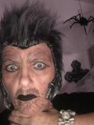 Der Werwolf hat einen schweren Stand zwischen all den Vampiren.